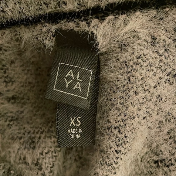 Alya Francesca's Fuzzy Grey Buffalo Plaid Check V-Neck Cropped Sweater Women XS - Picture 3 of 6